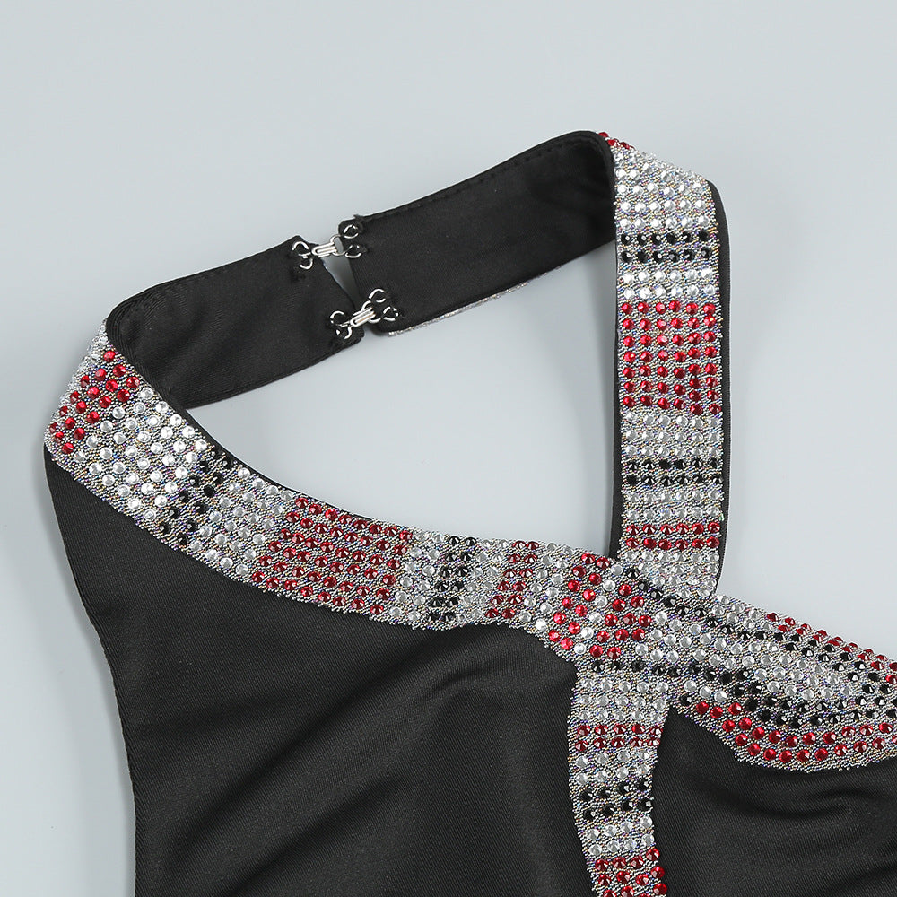 Maxikleid mit Schlangenriemen und Kristallen in Schwarz 