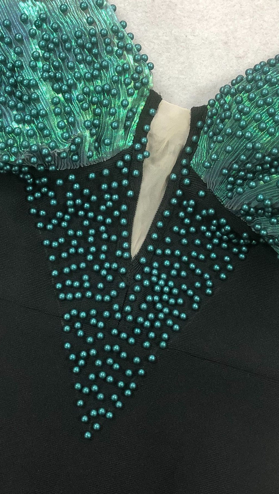 Schulterfreies, figurbetontes Maxikleid mit Perlenverzierung in Schwarz