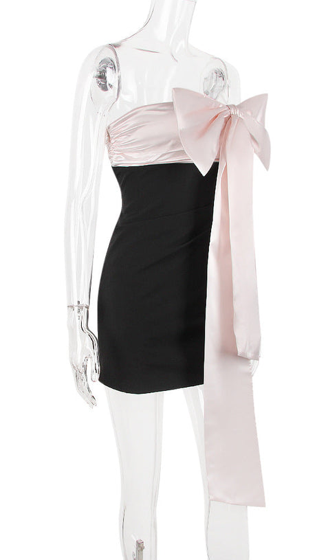 Elfenbeinfarbenes Minikleid mit Schleife in Schwarz