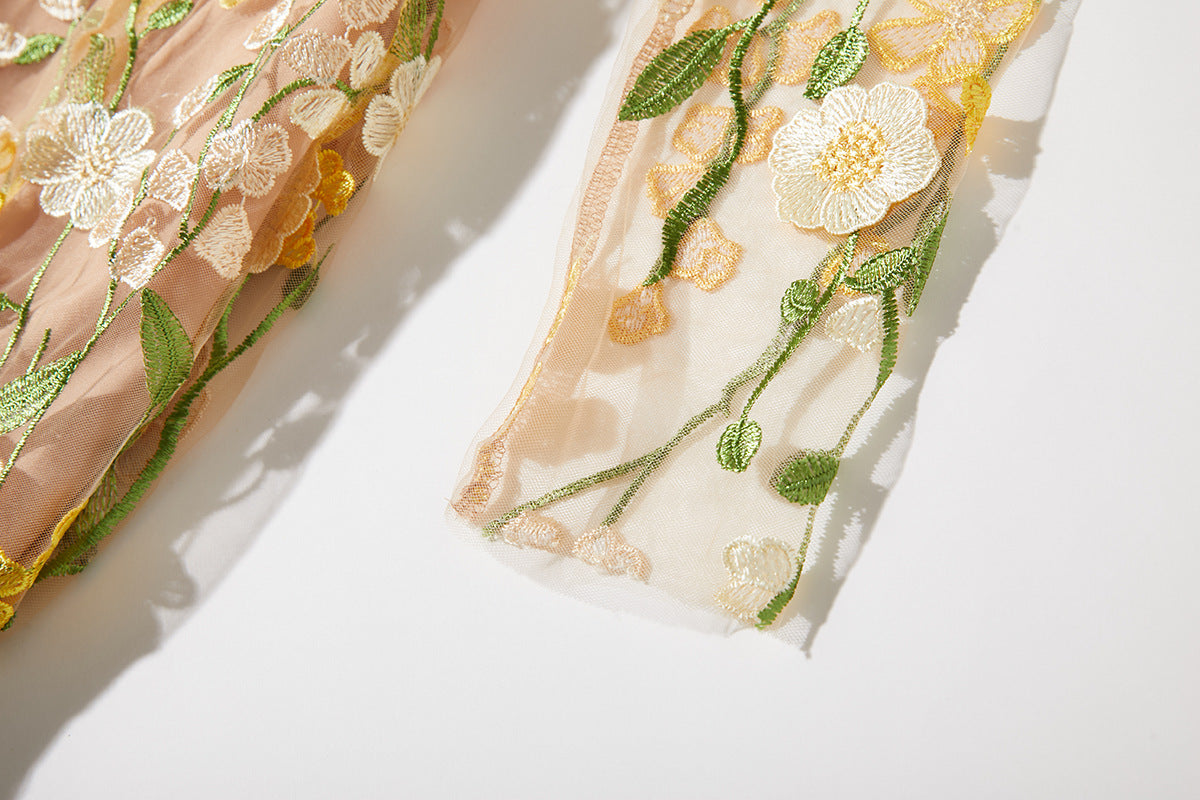 CAROL GELBES MIDIKLEID AUS NETZ MIT LANGEN ÄRMELN UND BLUMENSTICKEREI