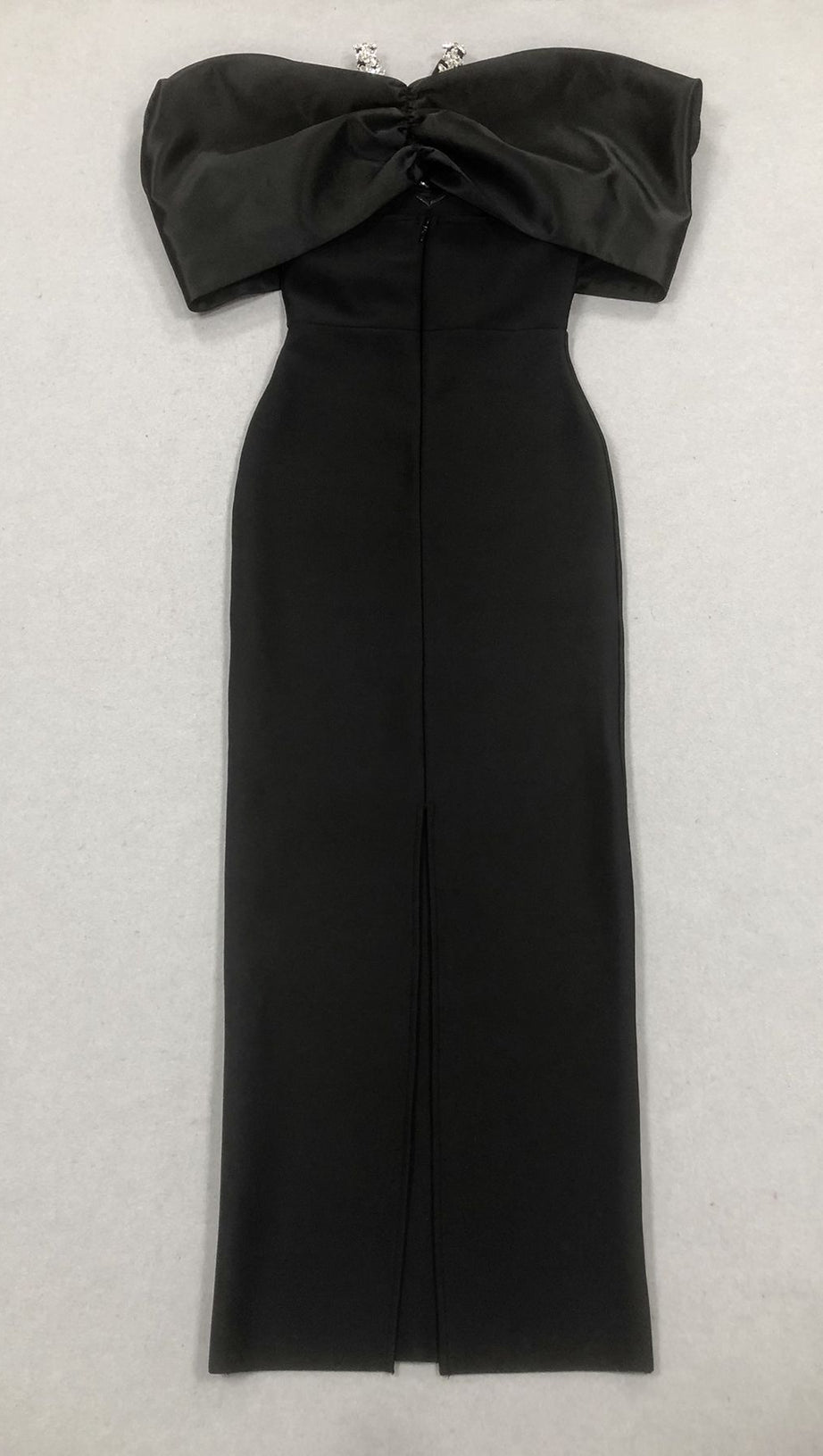 Schwarzes Maxikleid mit Neckholder und Diamanten