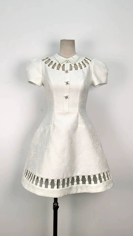 EARTHA WEISSES, GESCHWOLLENES MINIKLEID AUS BROKAT