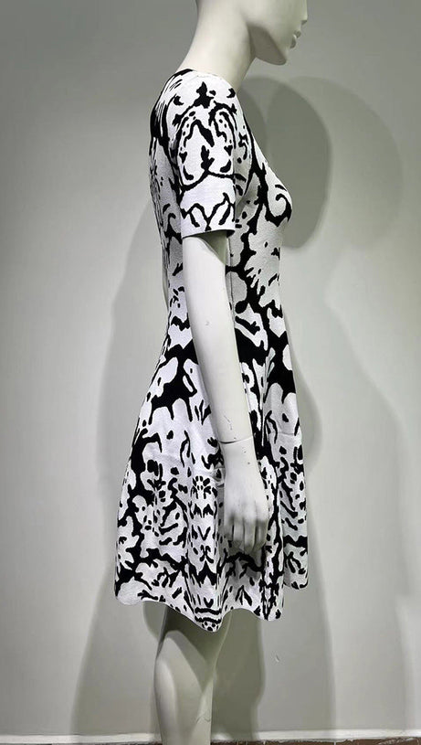 MINIKLEID AUS STRETCH-STRICK MIT BLUMENMUSTER