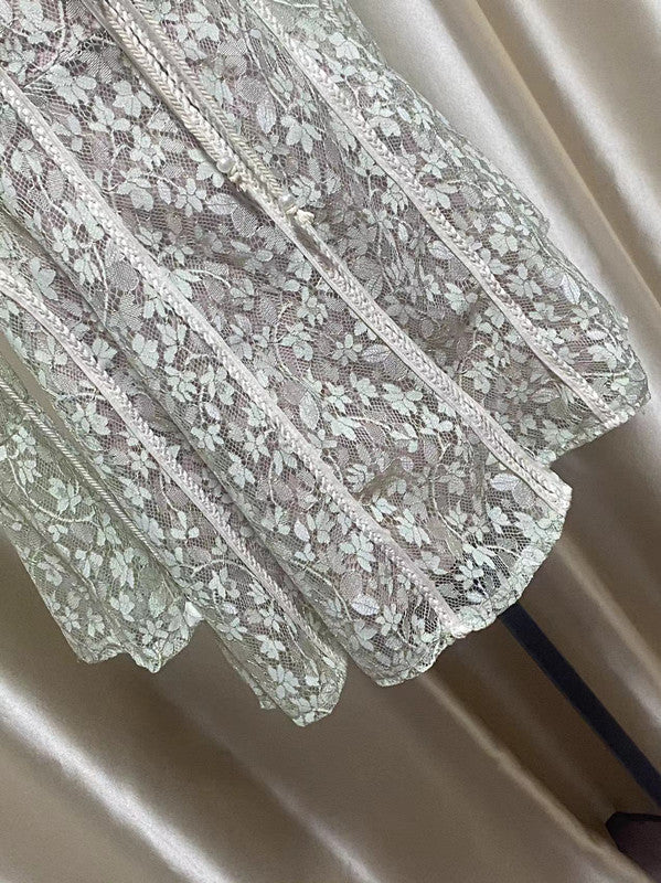 ABITO CORTO TERESA CON MANICHE A TROMBA E RICAMI IN PIZZO VERDE