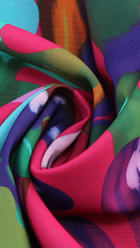 Lila bedrucktes Midikleid mit offenem Rückenschlitz und ausgehöhlter Vorderseite