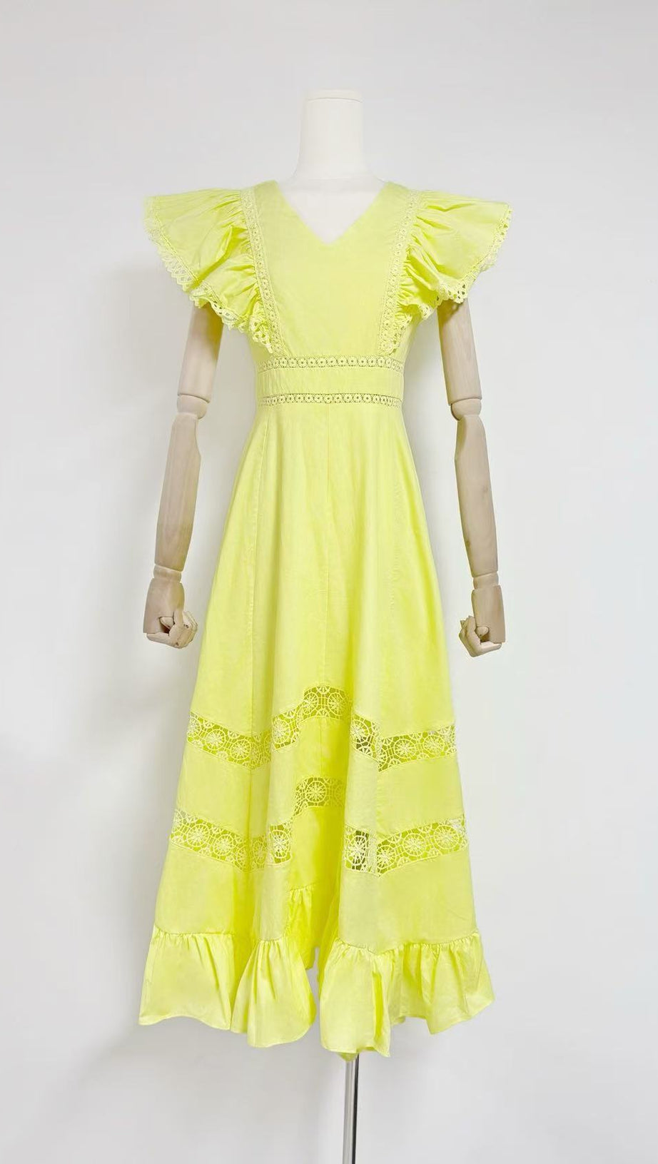 GELBES MIDIKLEID MIT SPITZENÄRMELN UND DEN EINSÄTZEN