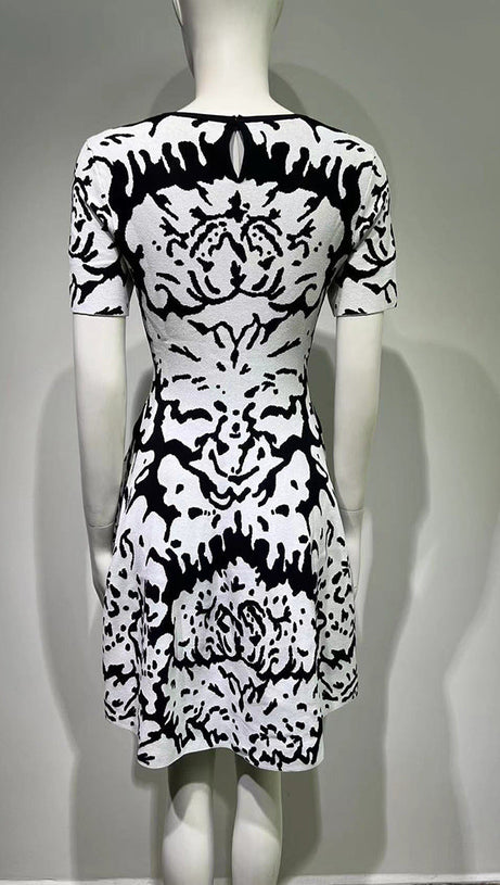 MINIKLEID AUS STRETCH-STRICK MIT BLUMENMUSTER