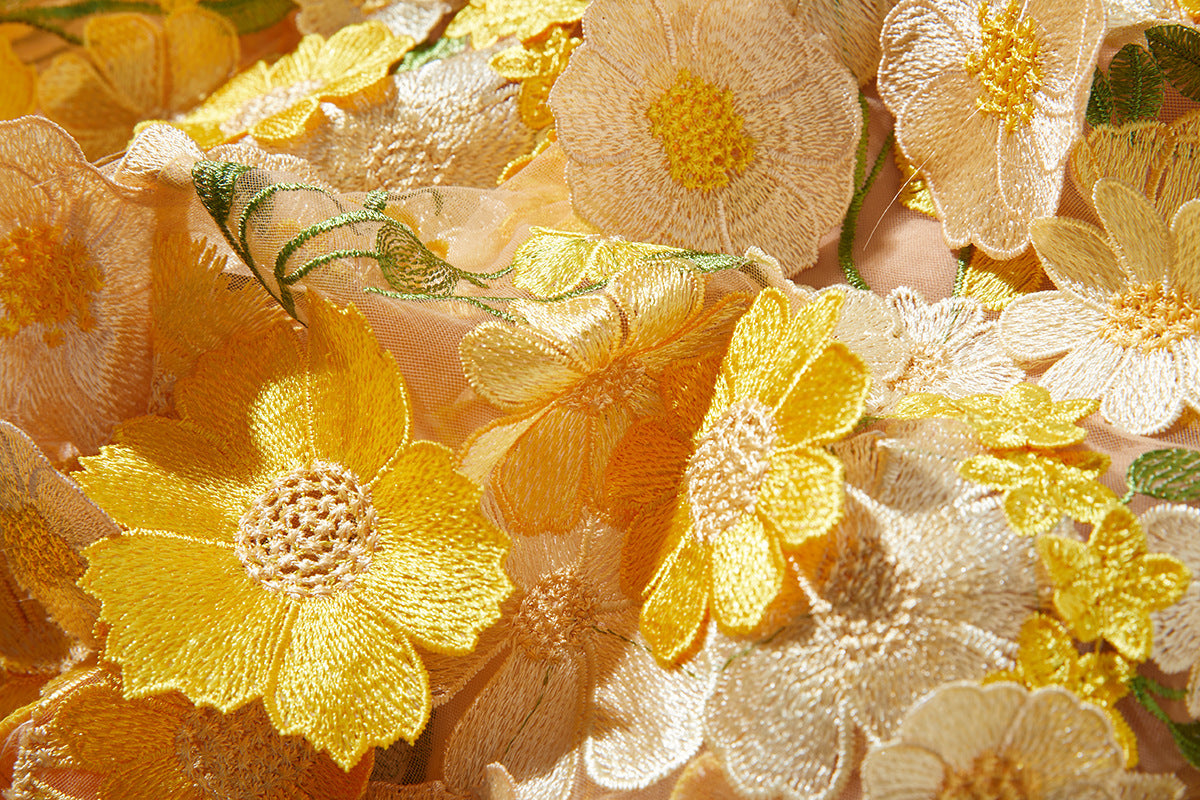 CAROL GELBES MIDIKLEID AUS NETZ MIT LANGEN ÄRMELN UND BLUMENSTICKEREI