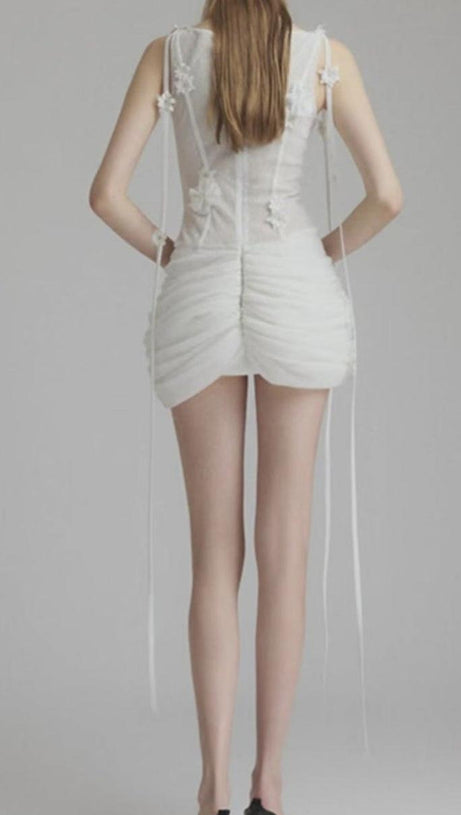 ABITO MINI SLIM CON ORLO A SBUFFO E DECORAZIONI A FIORI IN BIANCO