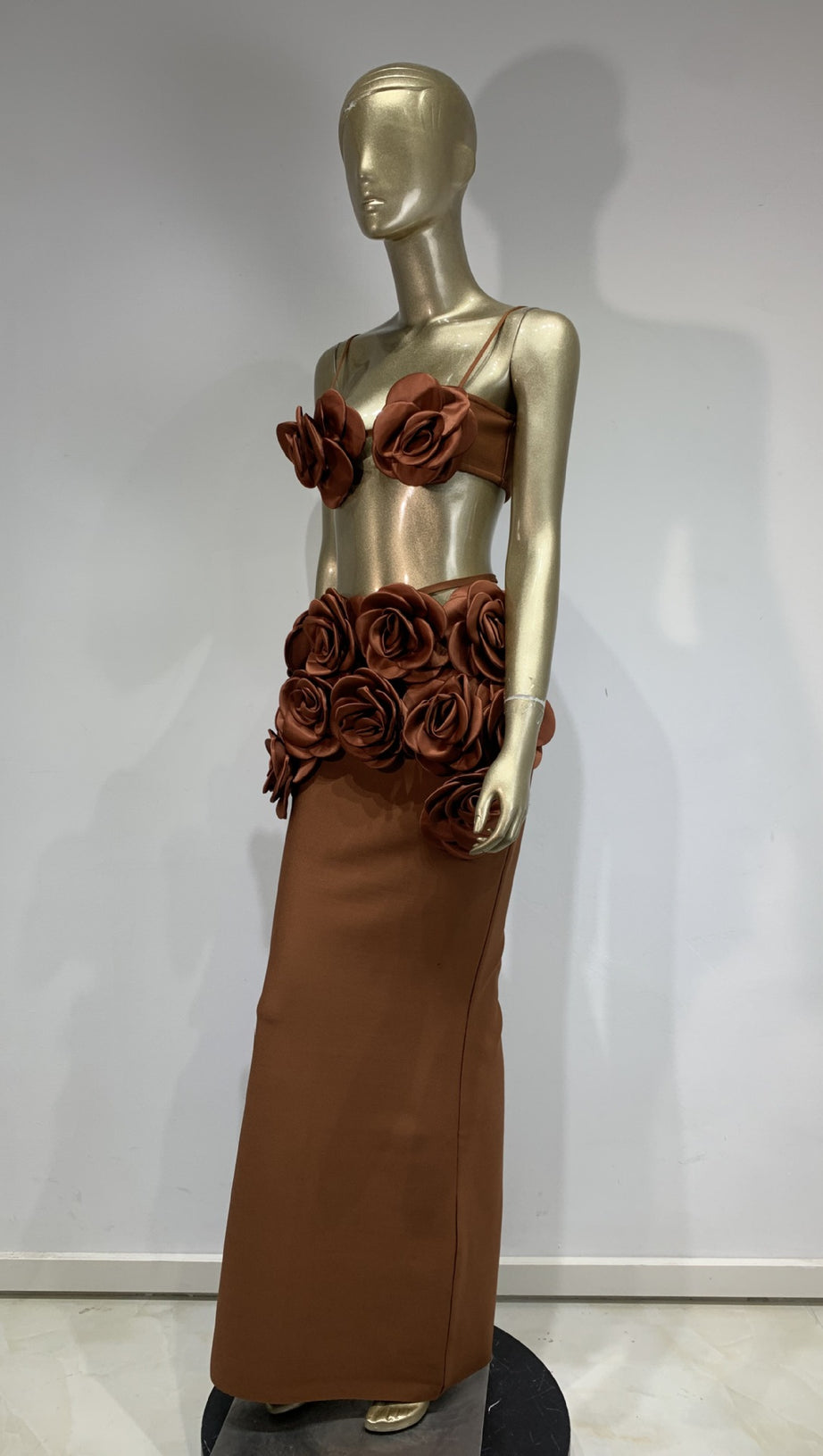 SET AUS BRAUNEM BLUMENTOP UND LANGEM MIDIROCK 