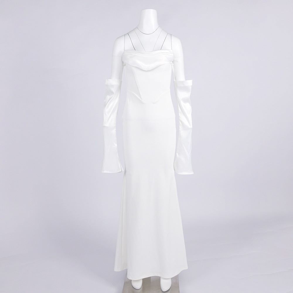 Weißes, schulterfreies, langärmliges Kleid