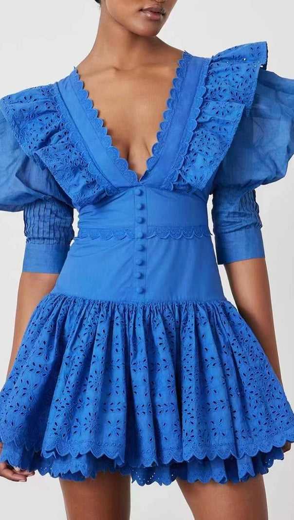 BLAUES MINIKLEID MIT V-AUSSCHNITT UND BESTICKTEN RÜSCHEN