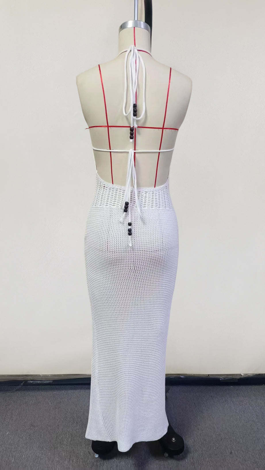 WEISSES GESTRICHENES RÜCKENFREIES MAXIKLEID MIT V-AUSSCHNITT UND NECKHOLDER