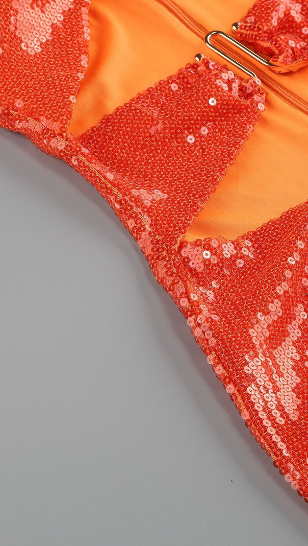 TRÄGERLOSES MIDIKLEID MIT GOLDENEN HARDWARE-CUT-DETAILS