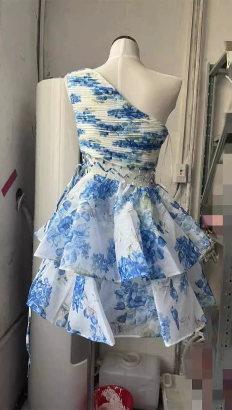 GAIL BLAUES MINI-CHIFFONKLEID MIT BLUMENDRUCK UND EINER SCHULTER