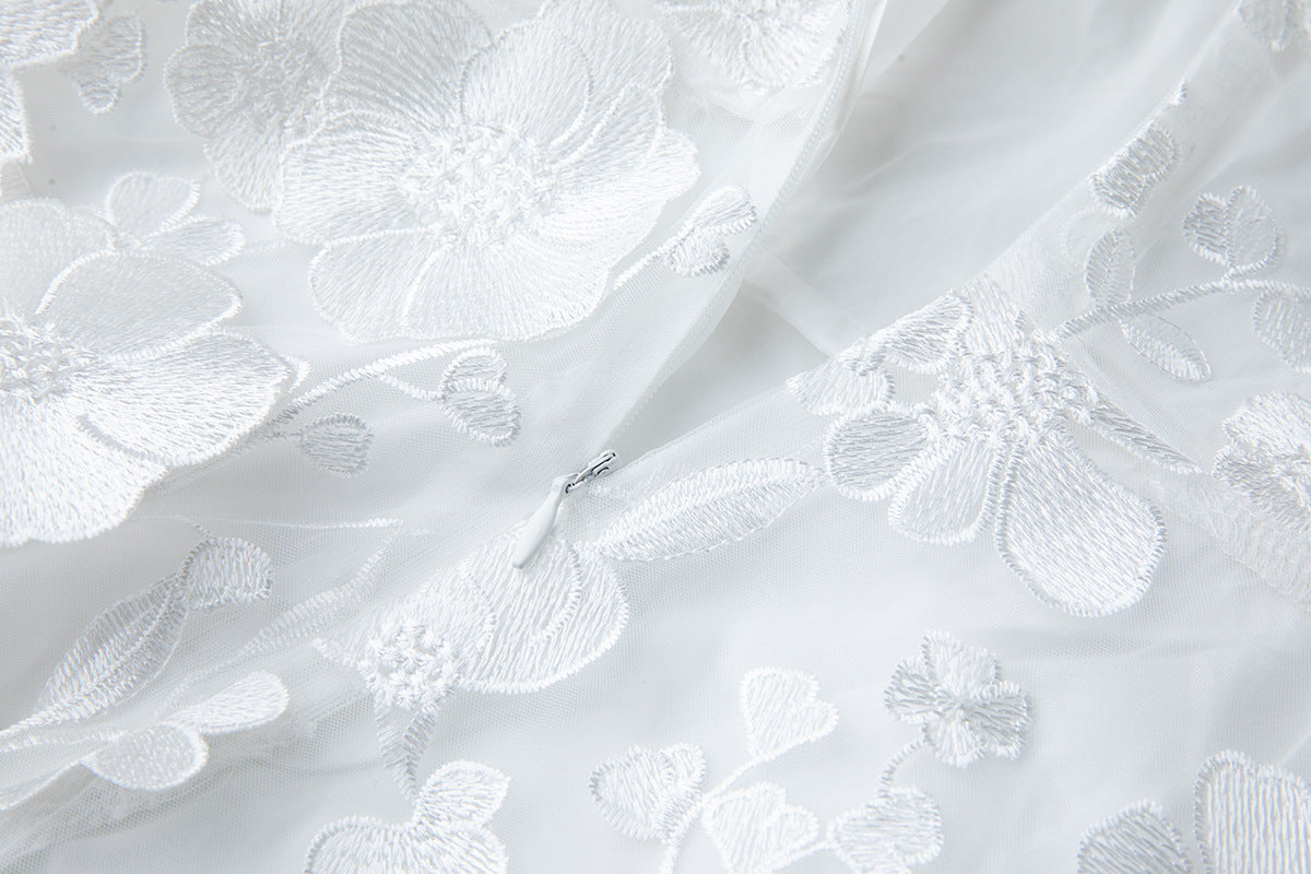 Georgia – Minikleid aus 3D-Blumenspitze in Weiß