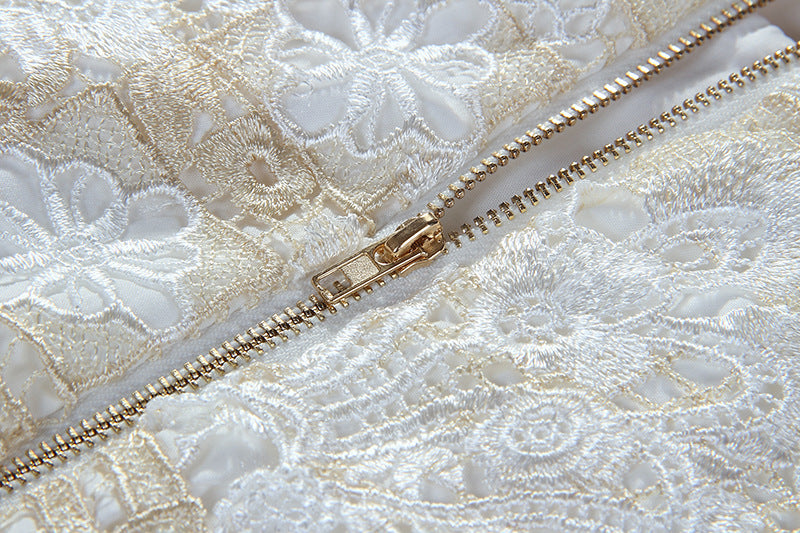 MIDIKLEID MIT STICKEREI UND RÜSCHEN