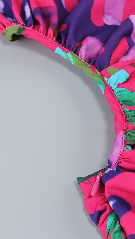 Lila bedrucktes Midikleid mit offenem Rückenschlitz und ausgehöhlter Vorderseite