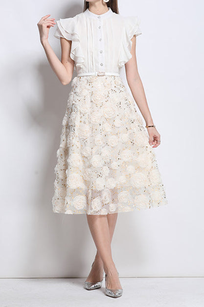 Doris – Midikleid mit Blumenverzierung und Rüschenärmeln in Aprikose