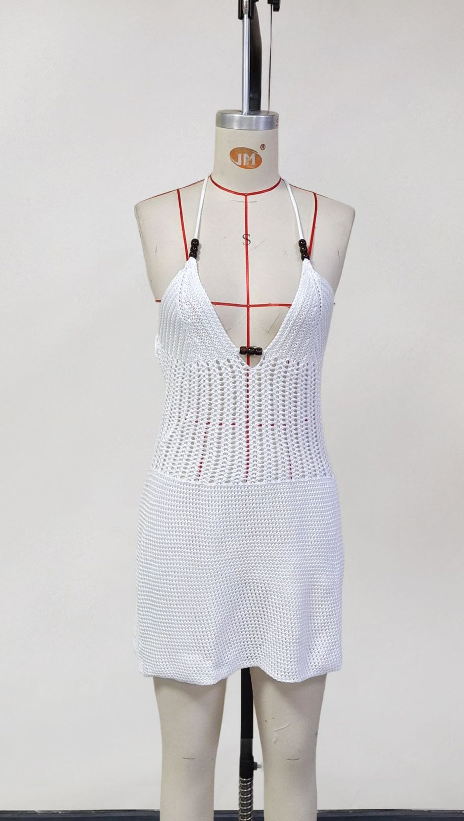 WEISSES GESTRICKTES MINIKLEID MIT V-AUSSCHNITT UND RÜCKENFREIEM NECKHOLDER-AUSSCHNITT 