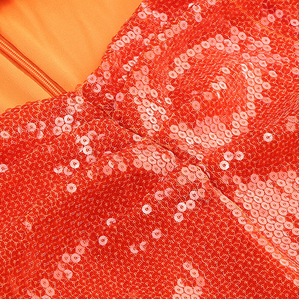 TRÄGERLOSES MIDIKLEID MIT GOLDENEN HARDWARE-CUT-DETAILS
