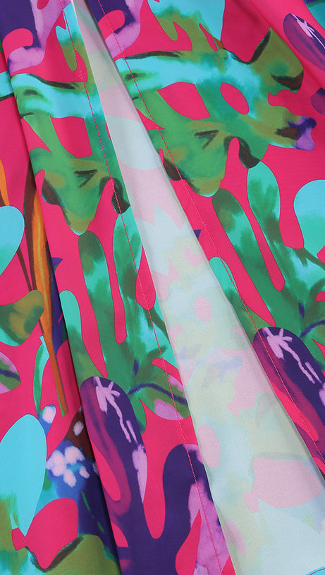 Lila bedrucktes Midikleid mit offenem Rückenschlitz und ausgehöhlter Vorderseite