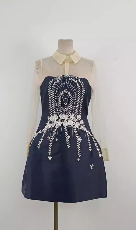 Minikleid aus Tüll mit besticktem Blumenrevers in Dunkelblau