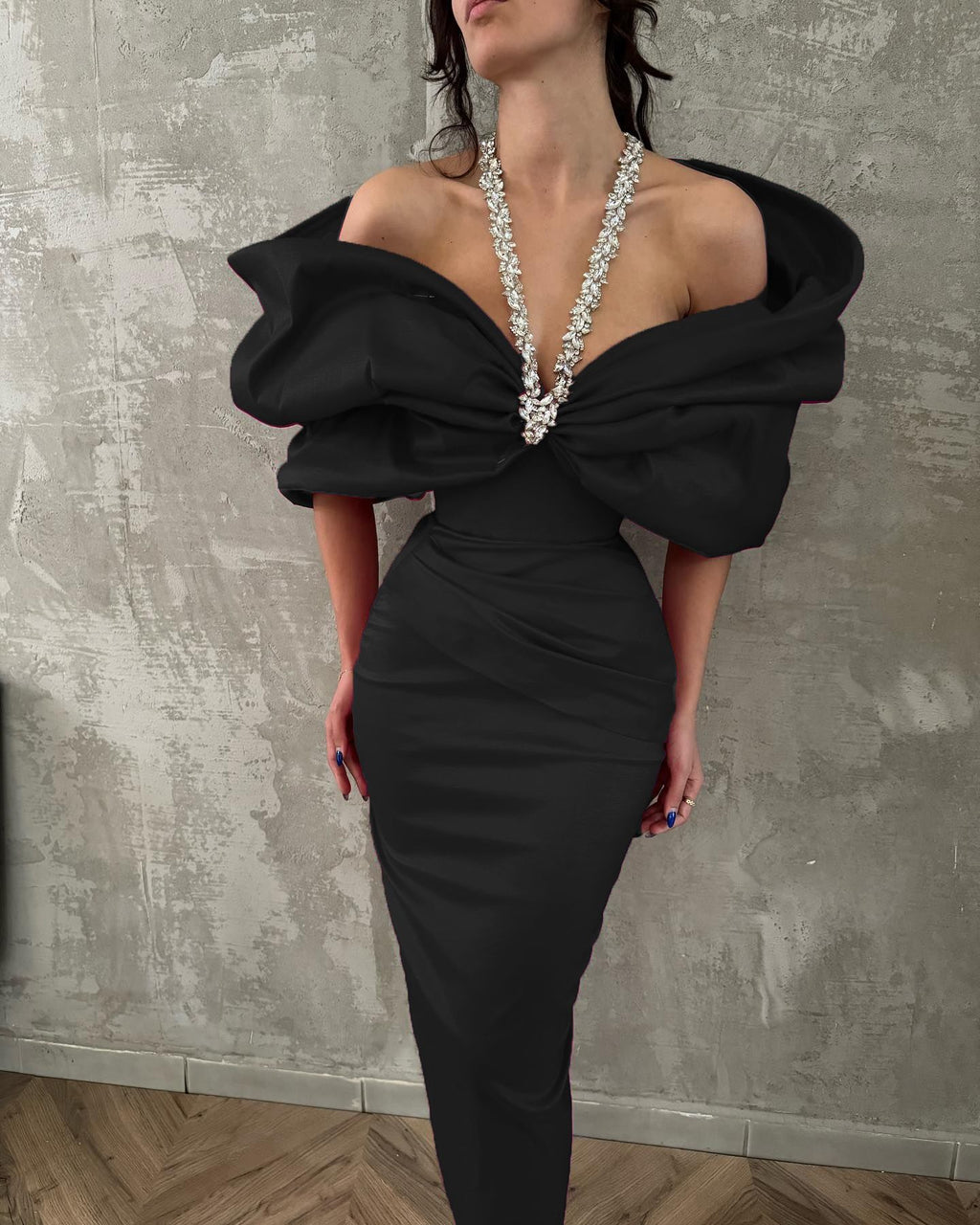 ABITO LUNGO NERO CON SCOLLO A V E STRASS