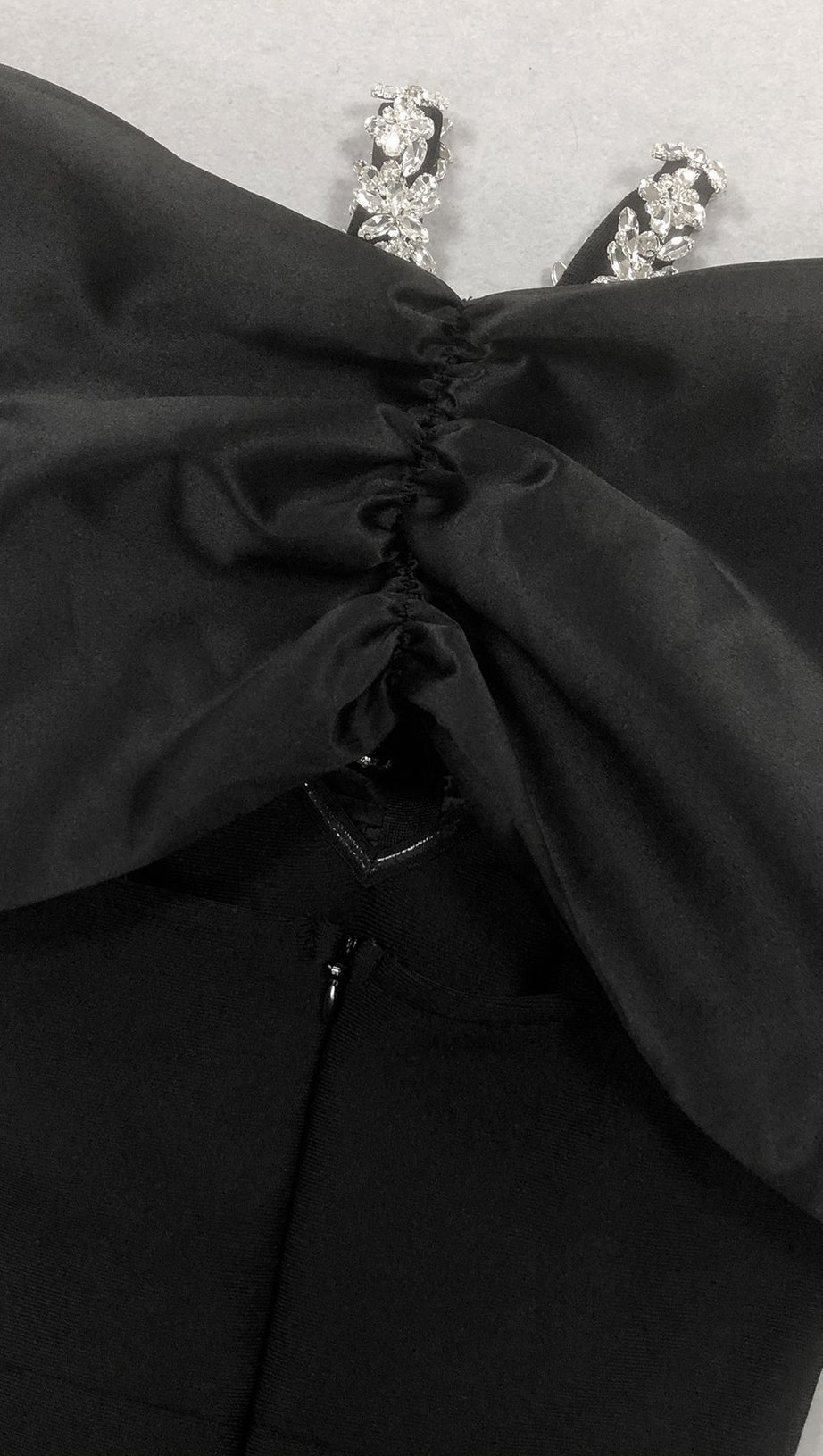 Schwarzes Maxikleid mit Neckholder und Diamanten