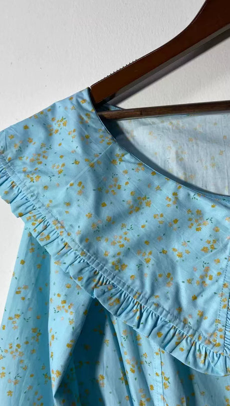 EUNICE – MIDIKLEID MIT BLUMENMUSTER UND RÜSCHENUNTERTEIL IN BLAU