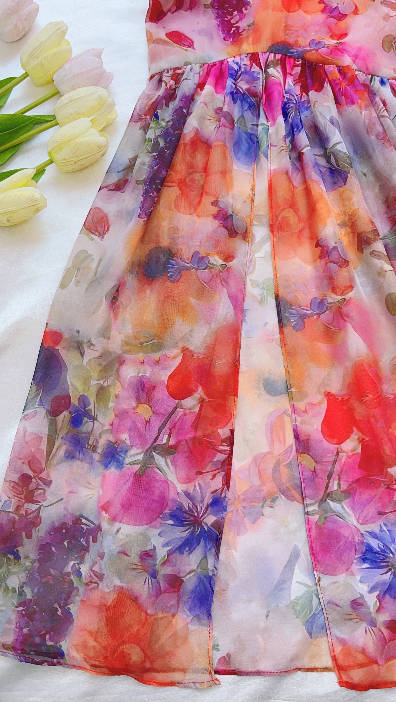 Rotes, mehrfarbiges Midikleid mit Bindebändern und Blumenmuster