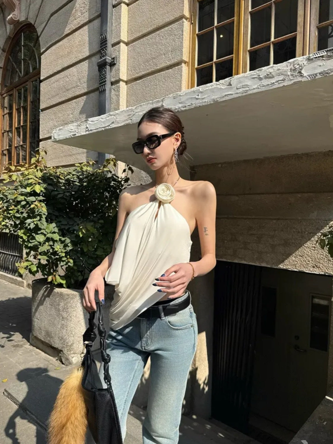 Neckholder-Top aus Satin mit Wasserfallausschnitt in Weiß