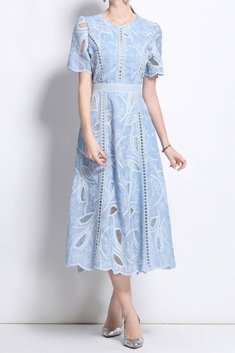 Dana – Blaues Midikleid aus Spitze mit Hohlstickerei