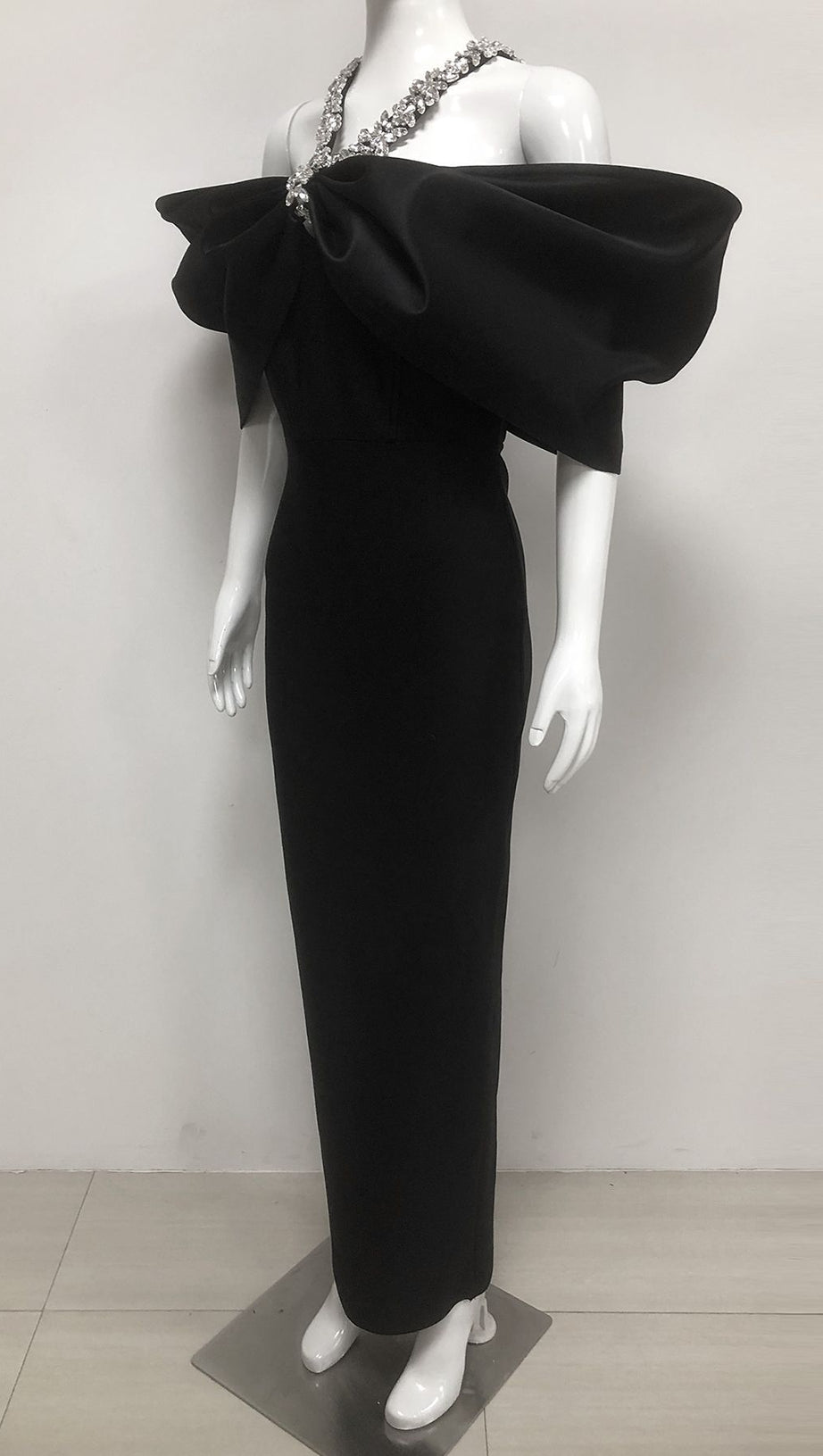 Schwarzes Maxikleid mit Neckholder und Diamanten