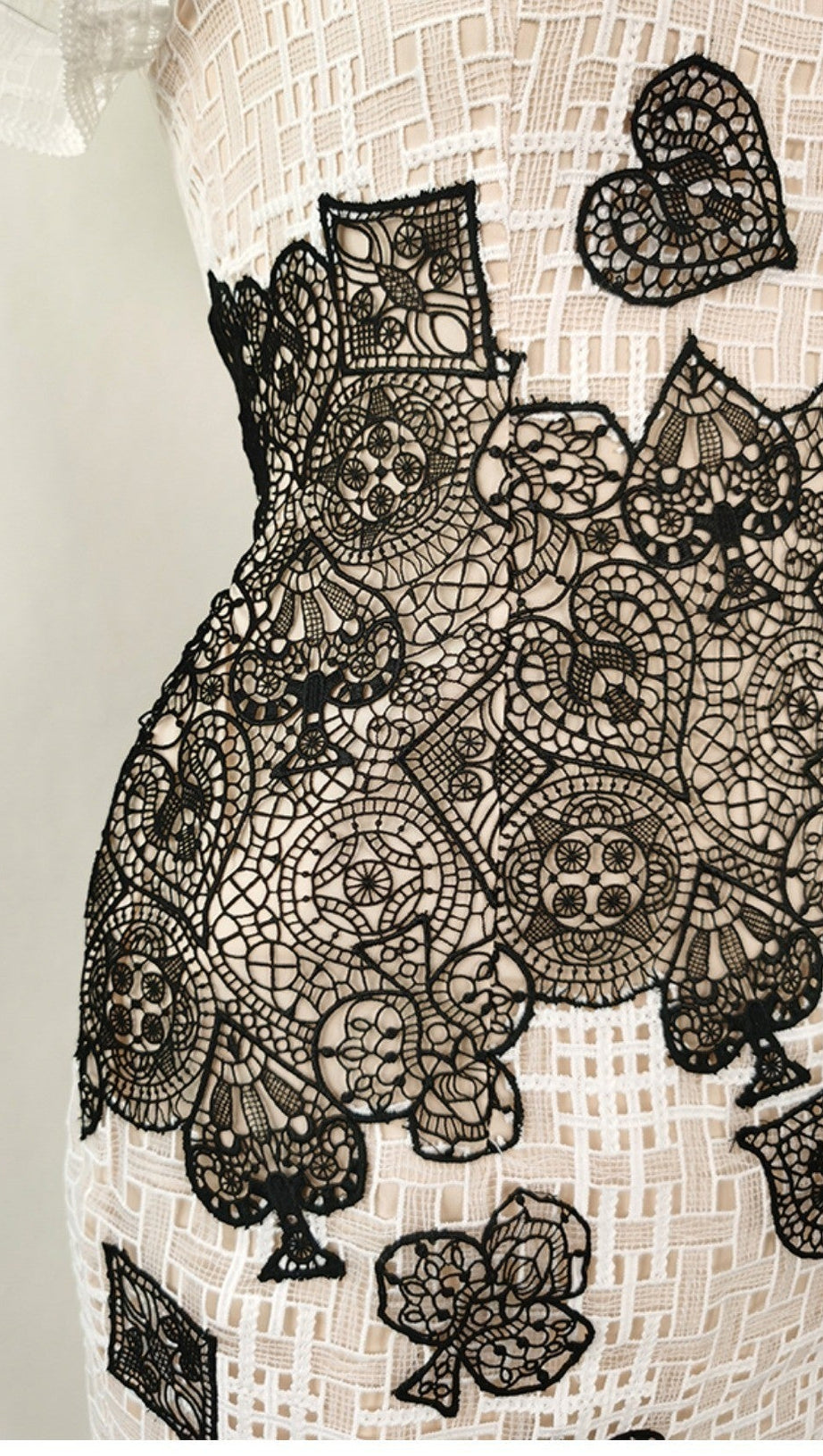 Poker Patterns – Verziertes Midikleid in Weiß