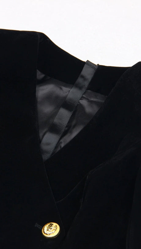 HEDDA SCHWARZES SAMT-MINIKLEID MIT V-AUSSCHNITT UND METALLKNÖPFEN