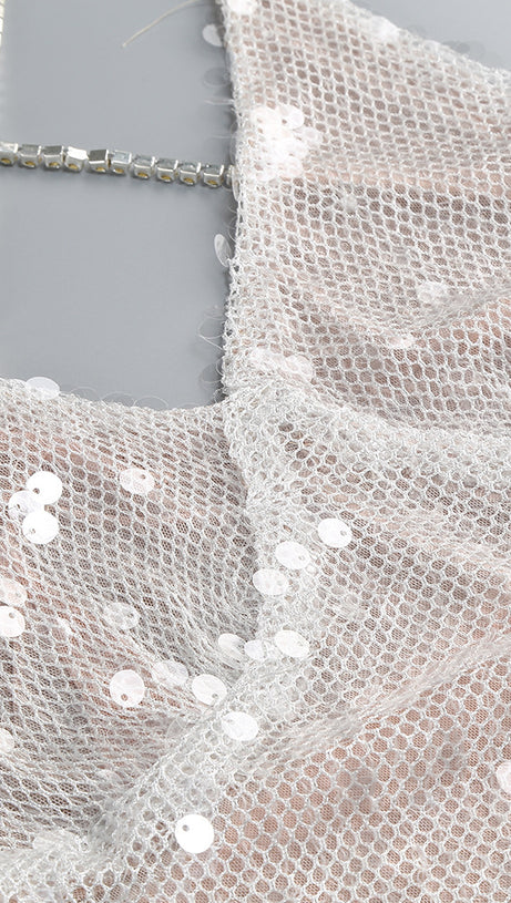 ABITO MIDI CON SPALLINE INCROCIATE IN RETE DI PAILLETTES E GUANTI