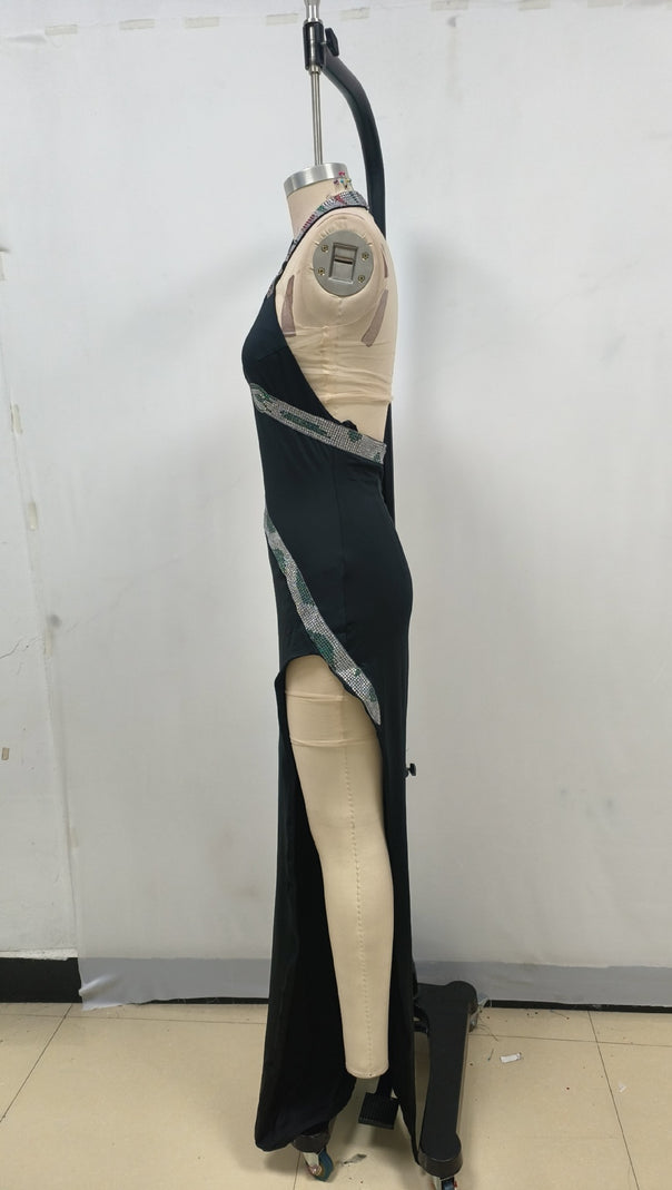 Maxikleid mit Schlangenriemen und Kristallen in Schwarz 