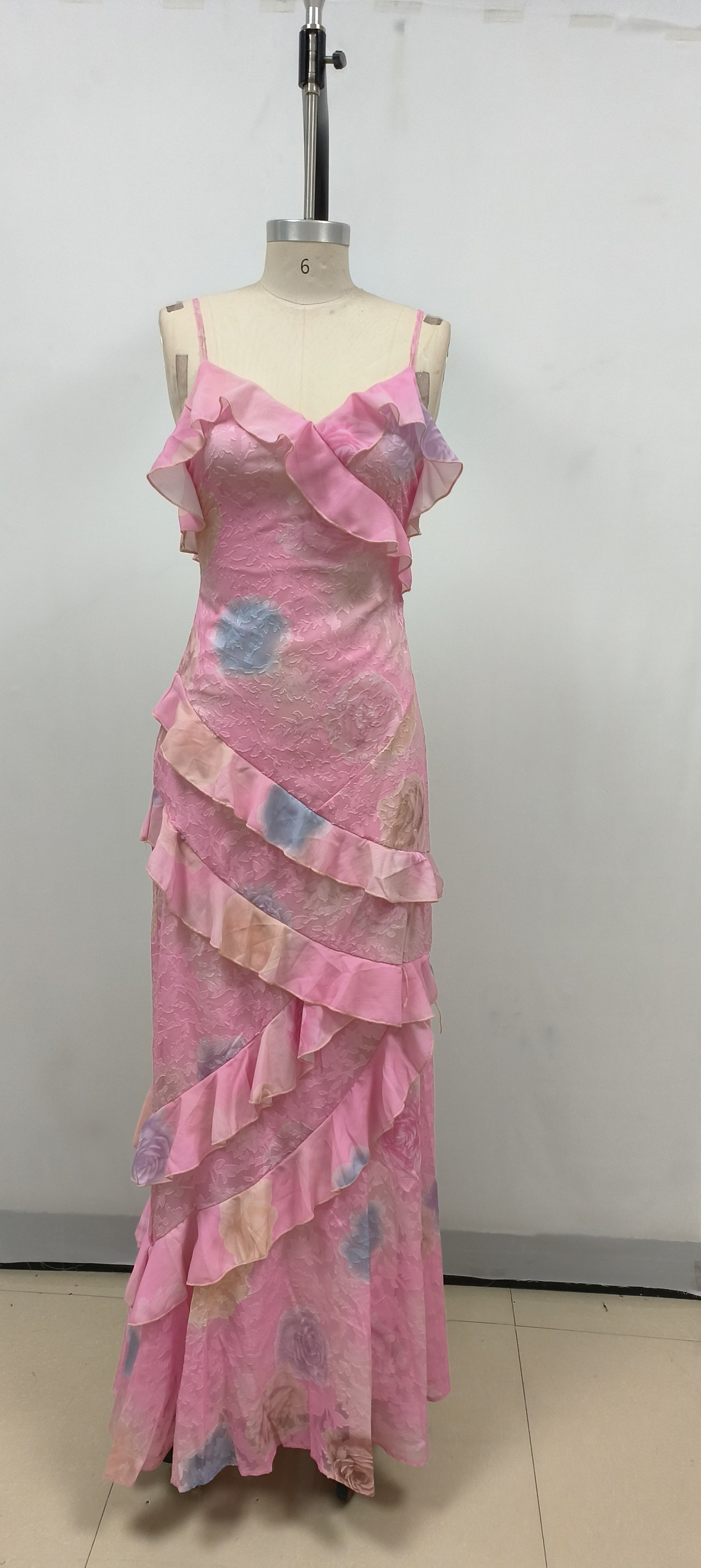 Gerüschtes, farbiges Camisole-Midikleid in Pink