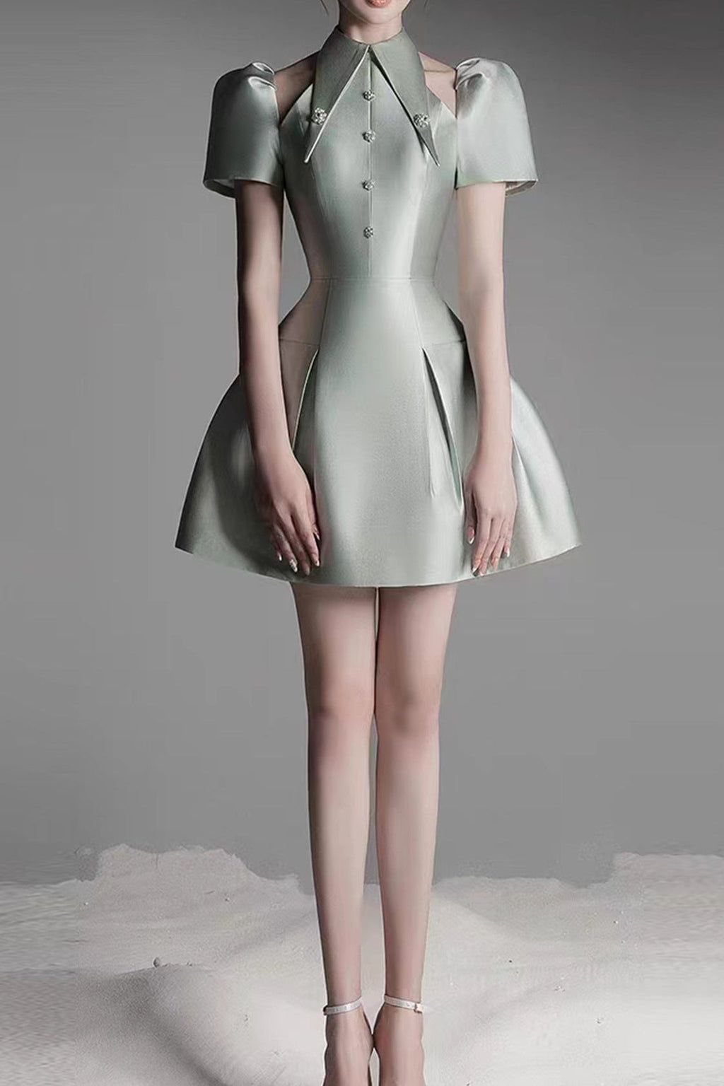 Grünes A-Linien-Minikleid mit Puffärmeln und Cut-Out