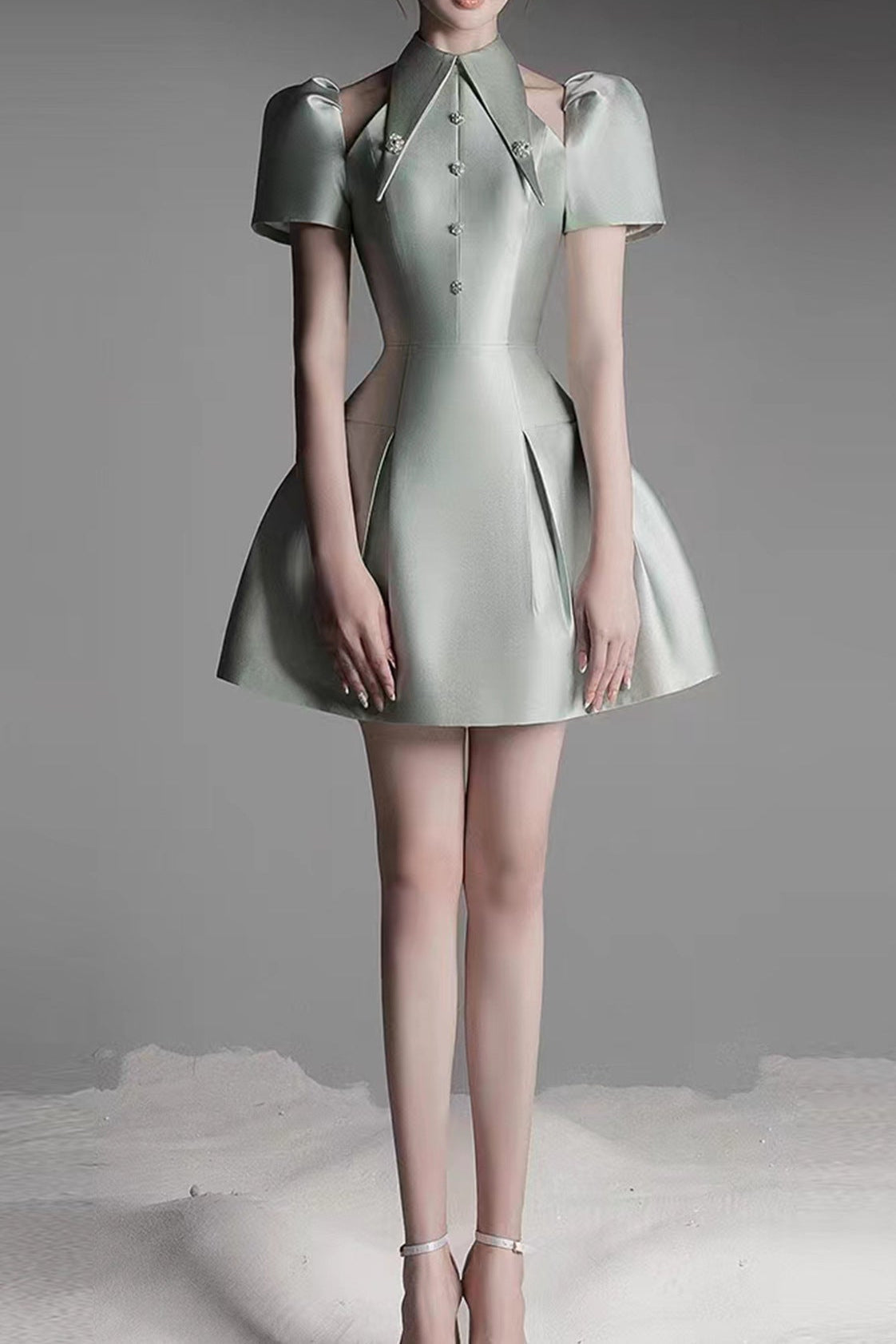 Grünes A-Linien-Minikleid mit Puffärmeln und Cut-Out