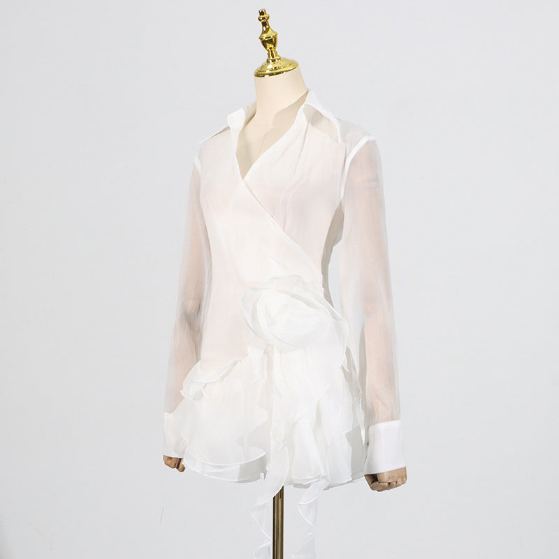 MINI ABITO CON FIORI E NASTRO A VOLANT IN BIANCO