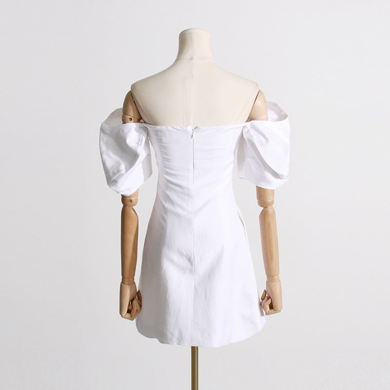 MINI ABITO IN SETA CON SPALLE SCOPERTE E VOLANT, BIANCO