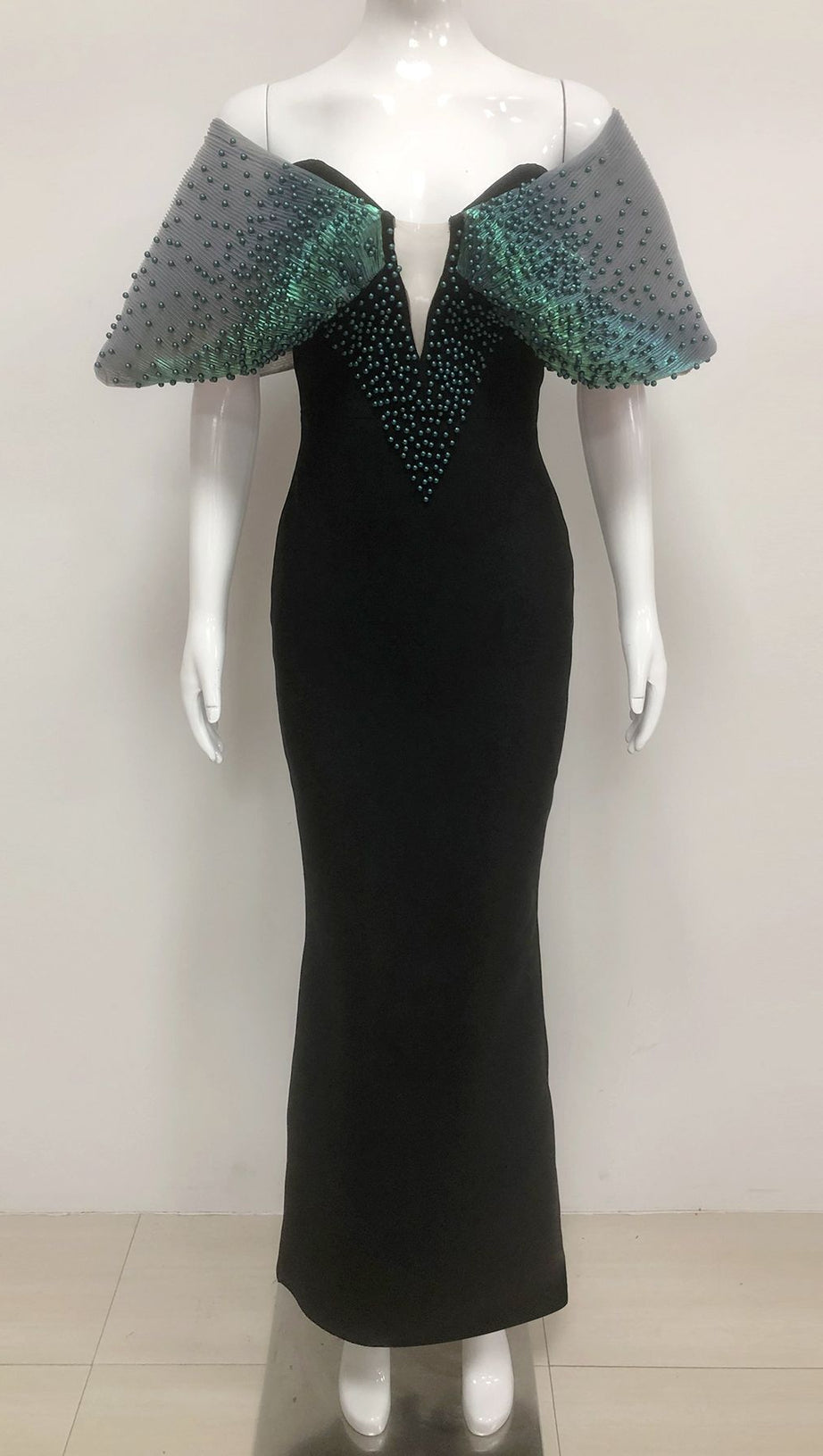 Schulterfreies, figurbetontes Maxikleid mit Perlenverzierung in Schwarz