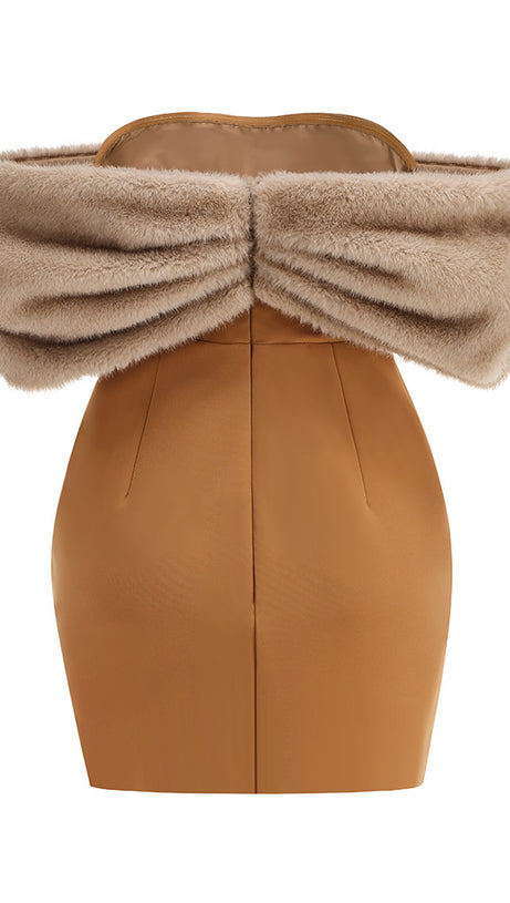 ABITO ADERENTE CON SPALLE SCOPERTE E BORDI IN PELLICCIA SINTETICA MARRONE