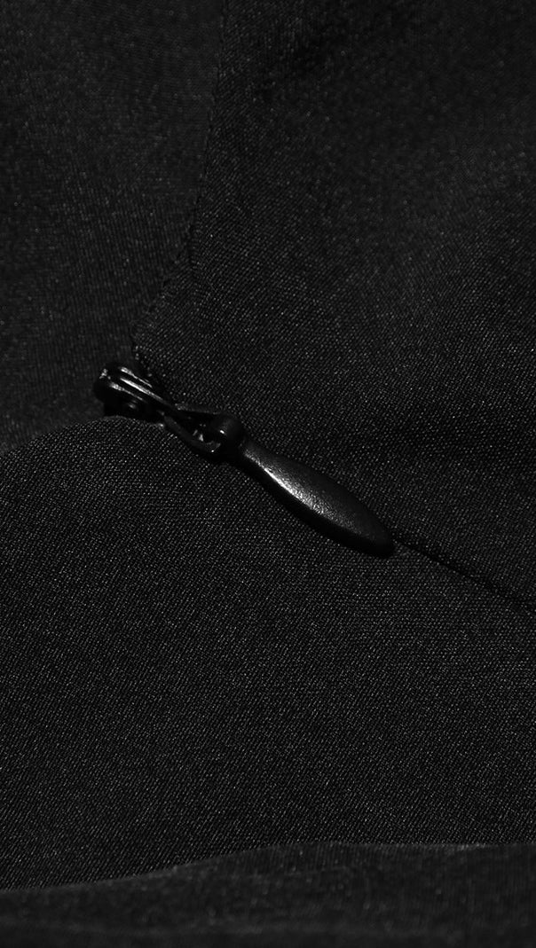 RÜCKENFREIES MINIKLEID MIT SCHLEIFE IN SCHWARZ 