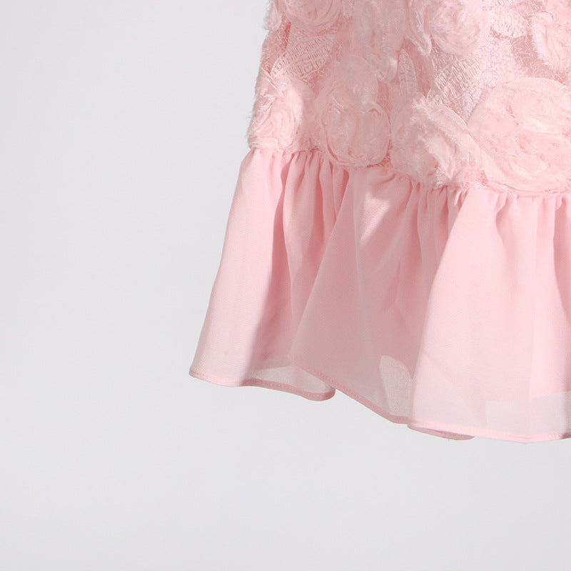 MINIKLEID MIT BLUMENAPPLIKATIONEN UND PLISSIERTEM SAUM IN PINK