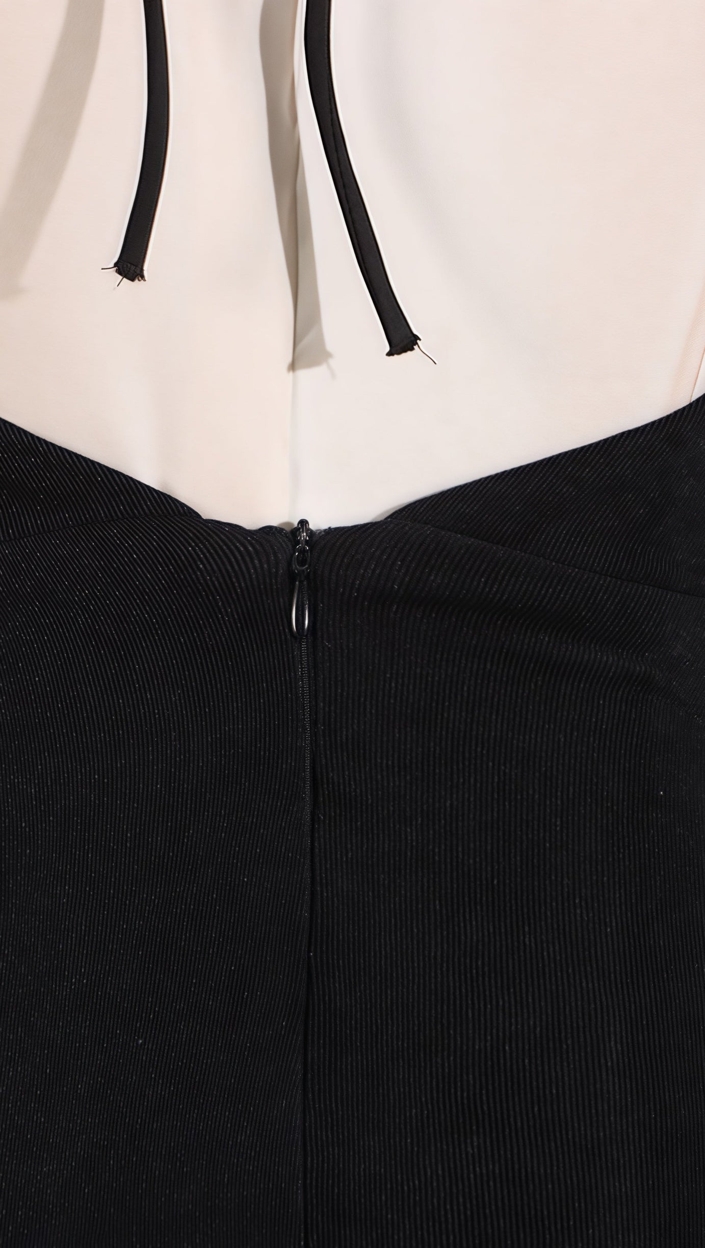 ABITO MIDI CON CAPPUCCIO E FIORI 3D IN METALLO TAMMY NERO