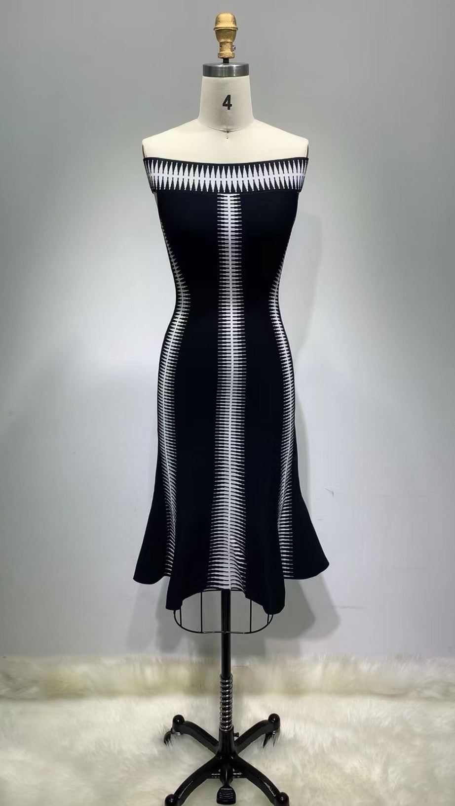 ABITO MIDI JACQUARD CON SPALLE SCOPERTE NERO