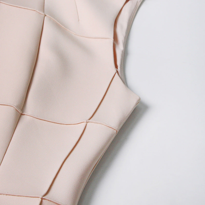 ÄRMELLOSES MIDIKLEID AUS STRICK MIT FÄLLEN IN APRICOT